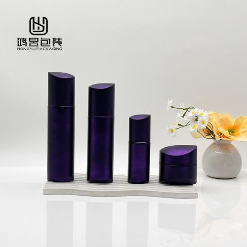 护肤品的“隐形外衣” 一套关于瓶型与剂量的极简美学